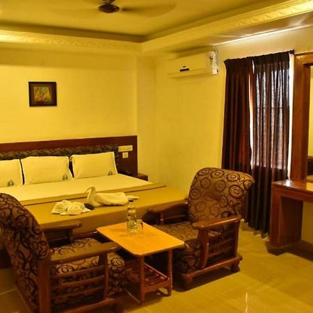 Hotel Palacial Pondi Puducherry Zewnętrze zdjęcie