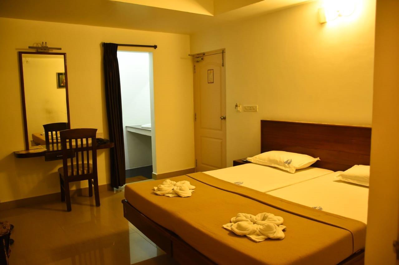 Hotel Palacial Pondi Puducherry Zewnętrze zdjęcie