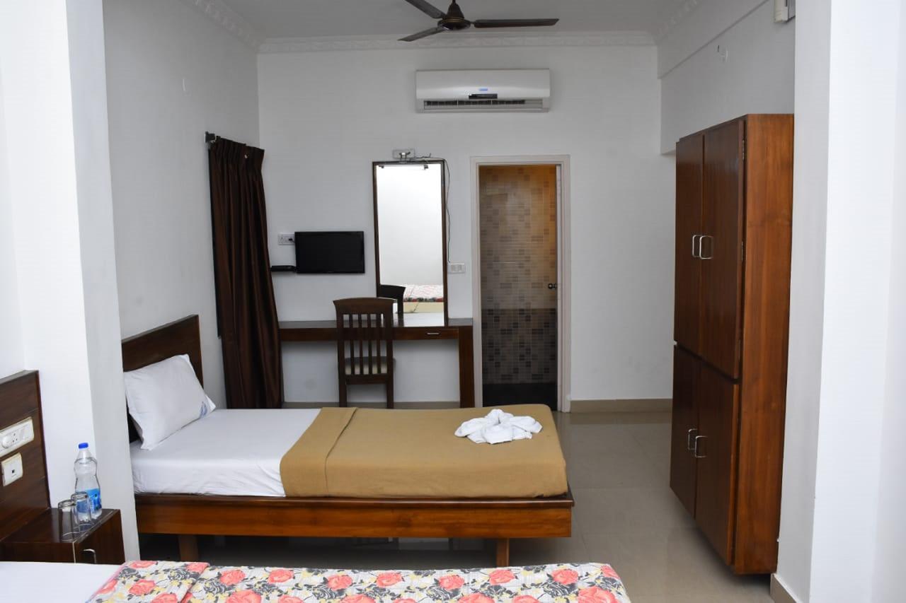 Hotel Palacial Pondi Puducherry Zewnętrze zdjęcie