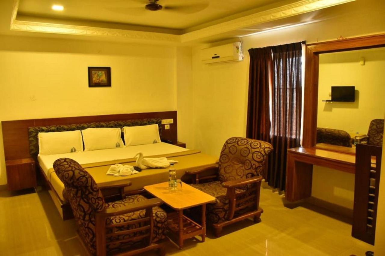 Hotel Palacial Pondi Puducherry Zewnętrze zdjęcie